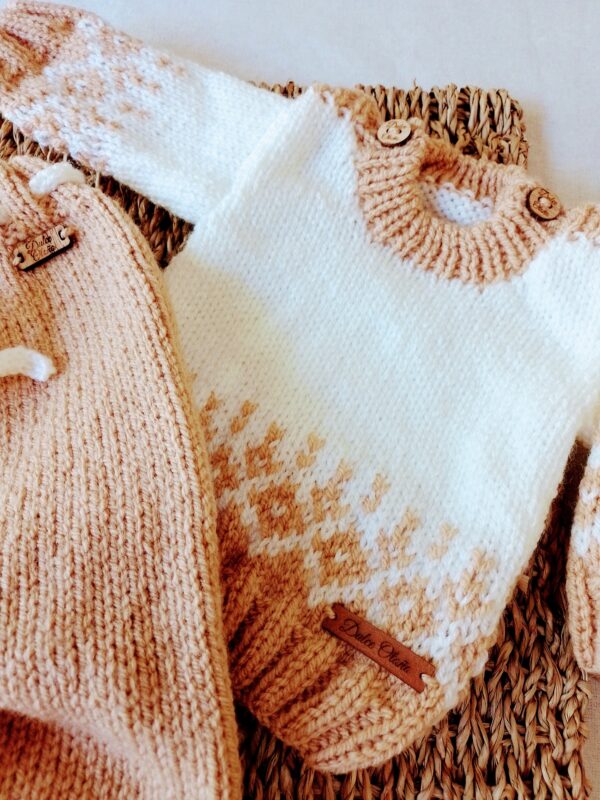 ajuar con guarda jacquard tejido a mano en lana hipoalergénica ajuar con guarda jacquard tejido a mano en lana hipoalergénica