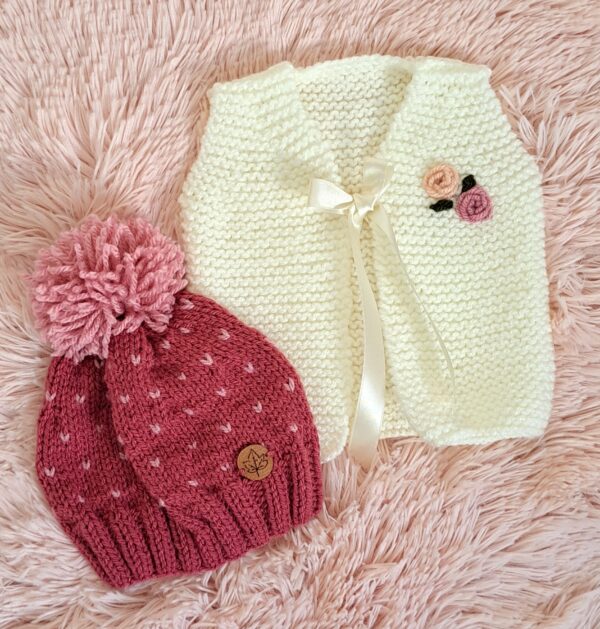 conjunto de chaleco rositas y gorro con pintitas