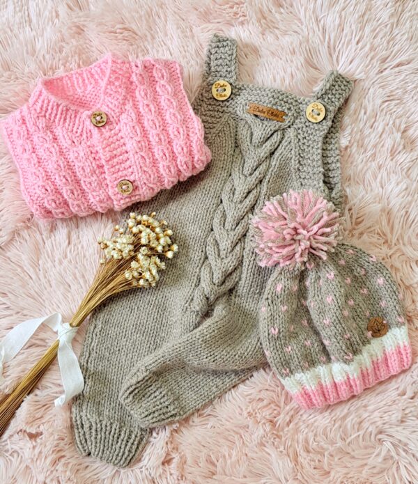 conjunto de jardinero, saco y gorro pintitas tejidos a mano en lana hipoalergénica conjunto de jardinero, saco y gorro pintitas tejidos a mano en lana hipoalergénica