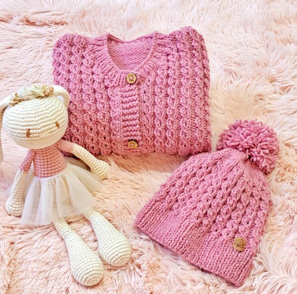 conjunto de saco y gorro con ochitos calados, tejidos a mano en lana hipoalergénica conjunto de saco y gorro con ochitos calados, tejidos a mano en lana hipoalergénica