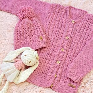 conjunto de saco y gorro con ochitos calados, tejidos a mano en lana hipoalergénica