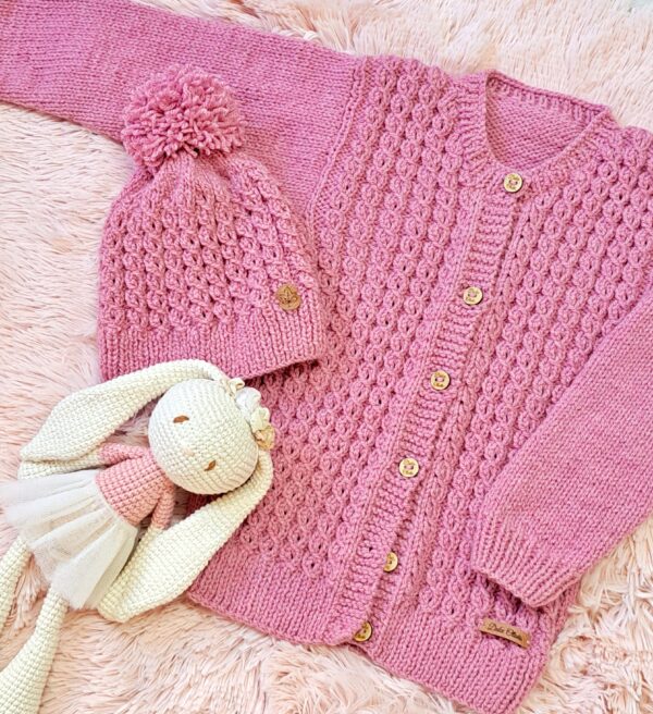 conjunto de saco y gorro con ochitos calados, tejidos a mano en lana hipoalergénica conjunto de saco y gorro con ochitos calados, tejidos a mano en lana hipoalergénica