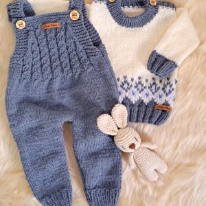 conjunto de jardinero y sweater con guarda de jacquard, tejidos a mano en lana hipoalergénica
