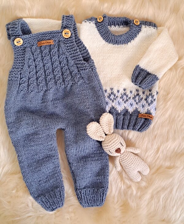 conjunto de jardinero y sweater con guarda de jacquard, tejidos a mano en lana hipoalergénica conjunto de jardinero y sweater con guarda de jacquard, tejidos a mano en lana hipoalergénica