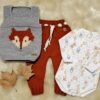 ajuar tejido a mano en lana hipoalergénica de pantalón, gorro y chaleco zorrito con conjunto de algodón pima