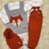 ajuar tejido a mano en lana hipoalergénica de pantalón, gorro y chaleco zorrito con conjunto de algodón pima