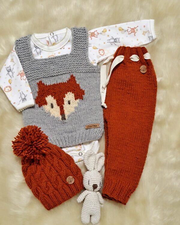 ajuar tejido a mano en lana hipoalergénica de pantalón, gorro y chaleco zorrito con conjunto de algodón pima