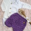 conjunto de short, saco y zapatitos tejidos a mano en hilo de algodón con body de algodón conjunto de short, saco y zapatitos tejidos a mano en hilo de algodón con body de algodón