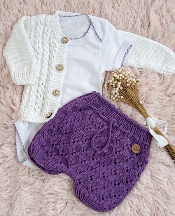 conjunto de short, saco y zapatitos tejidos a mano en hilo de algodón con body de algodón conjunto de short, saco y zapatitos tejidos a mano en hilo de algodón con body de algodón