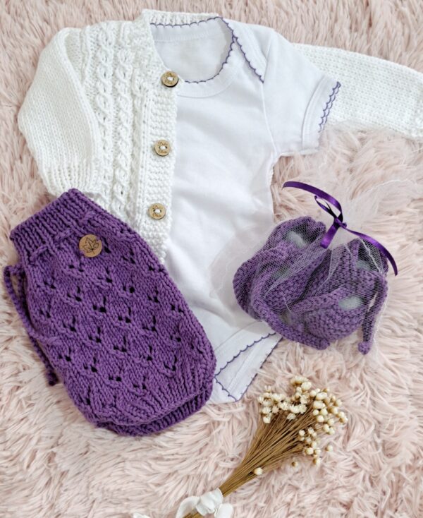 conjunto de short, saco y zapatitos tejidos a mano en hilo de algodón con body de algodón conjunto de short, saco y zapatitos tejidos a mano en hilo de algodón con body de algodón