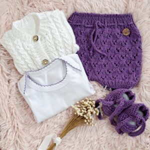 conjunto de short, saco y zapatitos tejidos a mano en hilo de algodón con body de algodón conjunto de short, saco y zapatitos tejidos a mano en hilo de algodón con body de algodón