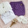 conjunto de short, saco y zapatitos tejidos a mano en hilo de algodón con body de algodón conjunto de short, saco y zapatitos tejidos a mano en hilo de algodón con body de algodón