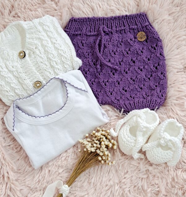 conjunto de short, saco y zapatitos tejidos a mano en hilo de algodón con body de algodón conjunto de short, saco y zapatitos tejidos a mano en hilo de algodón con body de algodón