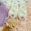 zapatitos de bebé tejidos y bordados a mano