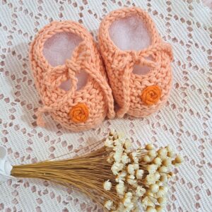 conjunto de enterito y zapatitos bordados, tejidos en hilo de algodón mas body de algodón