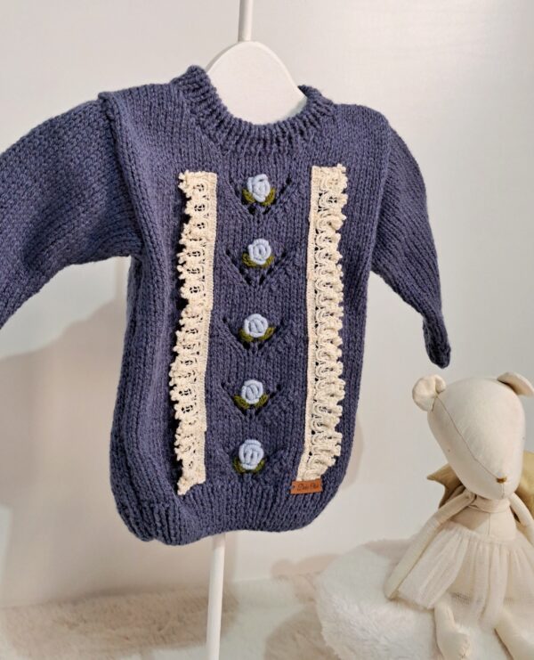 sweater con puntilla y rositas bordadas, tejido y bordado a mano en lana hipoalergénica sweater con puntilla y rositas bordadas, tejido y bordado a mano en lana hipoalergénica