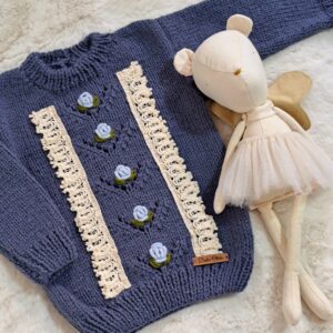 sweater con puntilla y rositas bordadas, tejido y bordado a mano en lana hipoalergénica