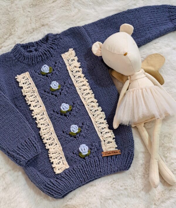 sweater con puntilla y rositas bordadas, tejido y bordado a mano en lana hipoalergénica sweater con puntilla y rositas bordadas, tejido y bordado a mano en lana hipoalergénica