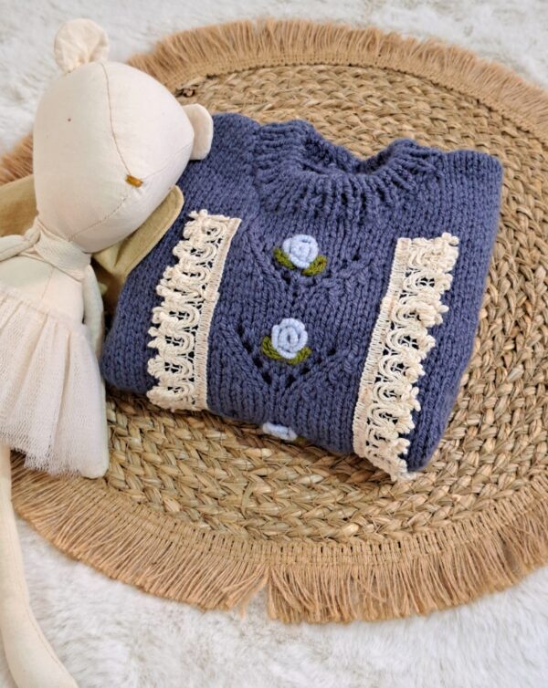 sweater con puntilla y rositas bordadas, tejido y bordado a mano en lana hipoalergénica sweater con puntilla y rositas bordadas, tejido y bordado a mano en lana hipoalergénica