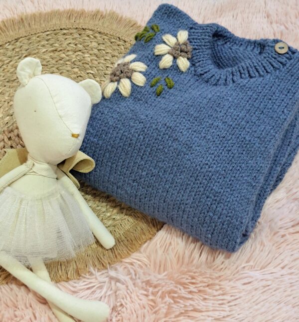 sweater romántico tejido y bordado a mano con lana hipoalergénica sweater romántico tejido y bordado a mano con lana hipoalergénica