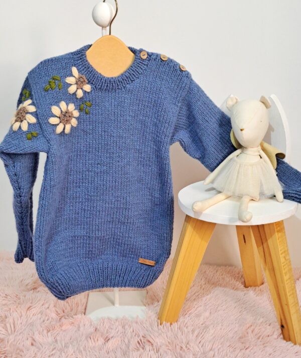 sweater romántico tejido y bordado a mano con lana hipoalergénica sweater romántico tejido y bordado a mano con lana hipoalergénica