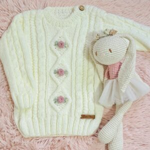 sweater romántico, rombos y trenzas, tejido y bordado a mano con lana hipoalergénica