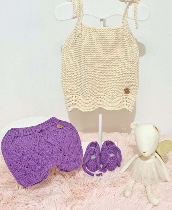 conjunto de musculosa, short y zapatitos, tejidos a mano en hilo de algodón