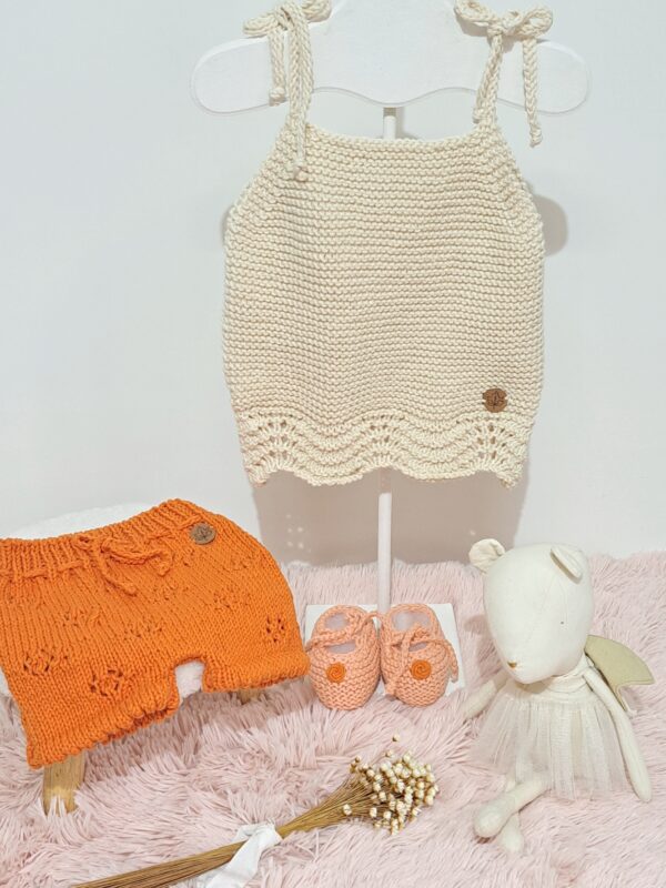 conjunto de musculosa, short y zapatitos bordados, tejidos a mano en hilo de algodón