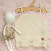 conjunto de musculosa, short y zapatitos, tejidos a mano en hilo de algodón
