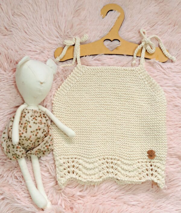 conjunto de musculosa, short y zapatitos, tejidos a mano en hilo de algodón