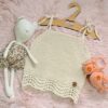 conjunto de musculosa, short y zapatitos bordados, tejidos a mano en hilo de algodón