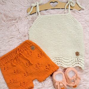 conjunto de musculosa, short y zapatitos bordados, tejidos a mano en hilo de algodón conjunto de musculosa, short y zapatitos bordados, tejidos a mano en hilo de algodón