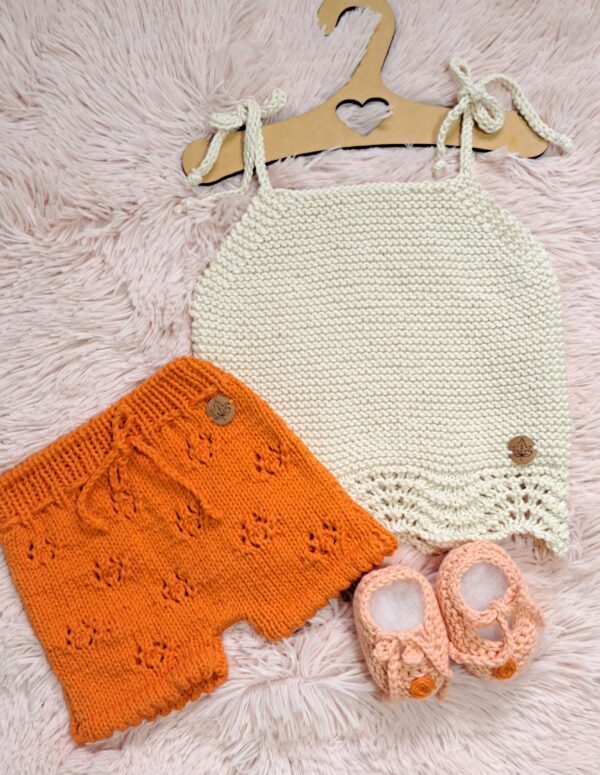 conjunto de musculosa, short y zapatitos bordados, tejidos a mano en hilo de algodón