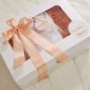 conjunto de jardinero romántico con delicadas rositas bordadas a mano y body de algodón