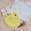 conjunto de remerita, cubrepañal y zapatitos tejidos a mano en hilo de algodón conjunto de remerita, cubrepañal y zapatitos tejidos a mano en hilo de algodón
