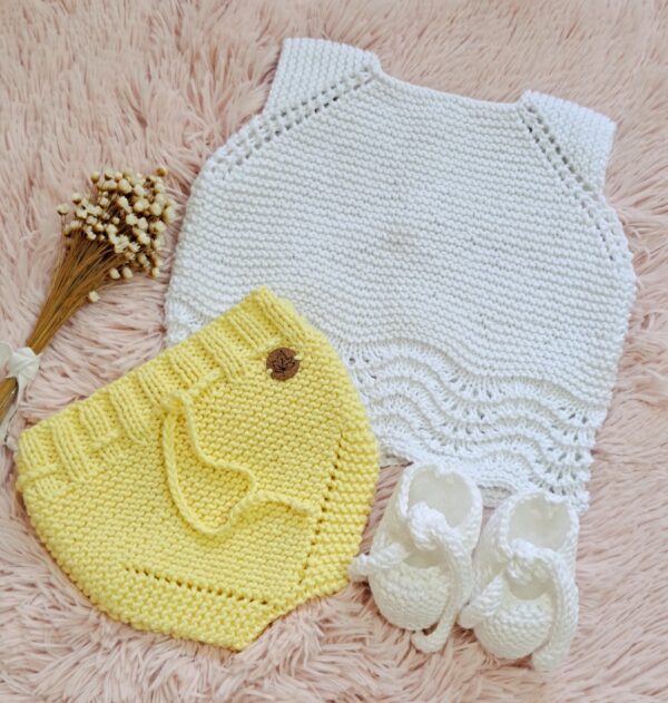 conjunto de remerita, cubrepañal y zapatitos tejidos a mano en hilo de algodón conjunto de remerita, cubrepañal y zapatitos tejidos a mano en hilo de algodón