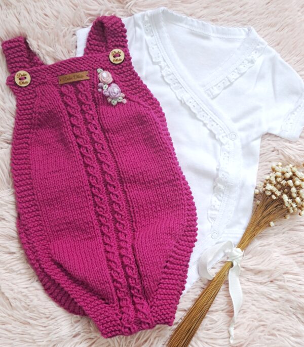 conjunto de enterito con rositas bordadas y prenditas de algodón
