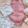 conjunto de enterito con rositas bordadas y prenditas de algodón