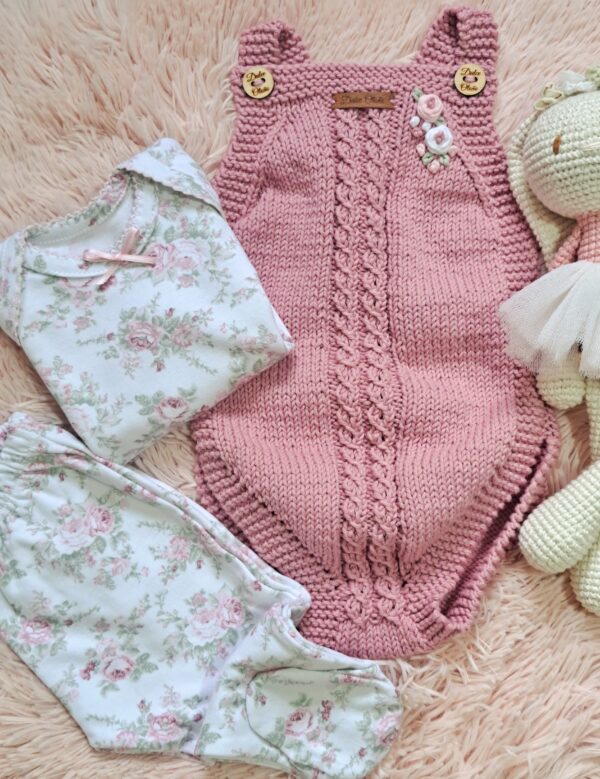 conjunto de enterito con rositas bordadas y prenditas de algodón