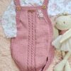 conjunto de enterito con rositas bordadas y prenditas de algodón