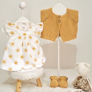 conjunto de vestido de algodón estampado con torerita y zapatitos tejidos en hilo de algodón conjunto de vestido de algodón estampado con torerita y zapatitos tejidos en hilo de algodón