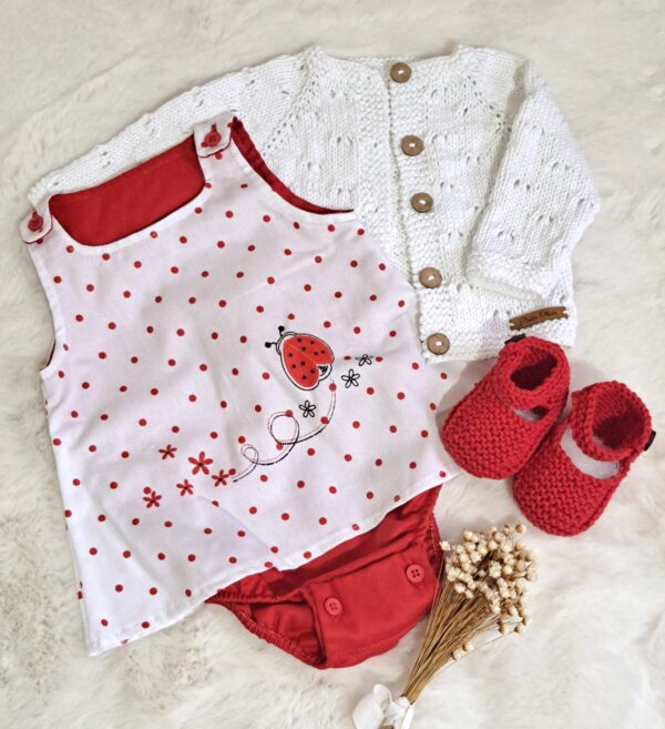 conjunto de jumper de algodón con saquito y zapatitos tejidos a mano en hilo de algodón conjunto de jumper de algodón con saquito y zapatitos tejidos a mano en hilo de algodón