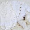 conjunto de vestido volados de algodón con saquito tejido a mano conjunto de vestido volados de algodón con saquito tejido a mano