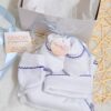 ajuar picot de 5 prendas – algodón blanco con detalles azul