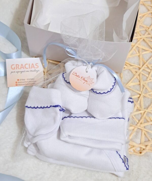 ajuar picot de 5 prendas – algodón blanco con detalles azul