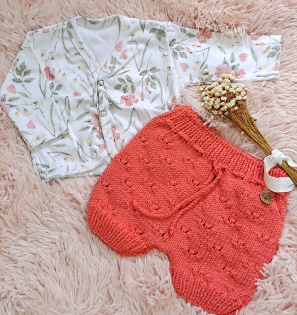 conjunto de short y zapatitos, tejidos a mano con hilo de algodón, mas batita de algodón conjunto de short y zapatitos, tejidos a mano con hilo de algodón, mas batita de algodón