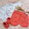 conjunto de short y zapatitos, tejidos a mano con hilo de algodón, mas batita de algodón conjunto de short y zapatitos, tejidos a mano con hilo de algodón, mas batita de algodón
