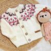 saco con canesú bordado y guarda de jacquard, tejido a mano con lana hipoalergénica
