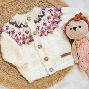 saco con canesú bordado y guarda de jacquard, tejido a mano con lana hipoalergénica saco con canesú bordado y guarda de jacquard, tejido a mano con lana hipoalergénica