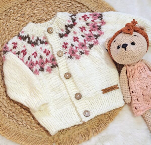 saco con canesú bordado y guarda de jacquard, tejido a mano con lana hipoalergénica